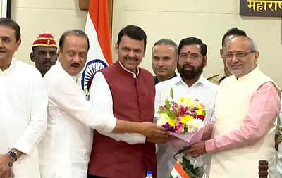 ஆட்சியமைக்க உரிமை கோரினார் தேவேந்திர ஃபட்னவீஸ்!