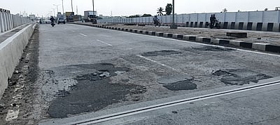 கரூரில் மேம்பாலத்தில் பள்ளம் வாகன ஓட்டிகள் அவதி