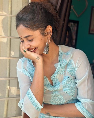 சிரித்தாள் தங்கப் பதுமை... தேஜு அஸ்வினி!