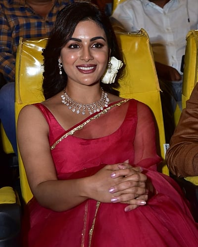 சிவப்பில் சிரிப்பழகி... சம்யுக்தா மேனன்!