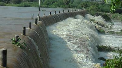 எடப்பாடி பெரிய ஏரி நிரம்பியது: கிராமங்களுக்கான போக்குவரத்து பாதிப்பு