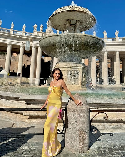 மயக்கும் வாடிகன்... தான்யா சர்மா!