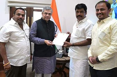 மத்திய ரயில்வே அமைச்சரிடம் நாமக்கல் எம்.பி. கோரிக்கை மனு அளிப்பு