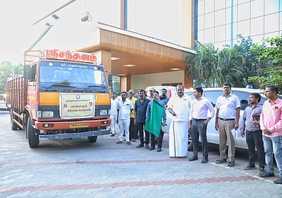 தூத்துக்குடி மாநகராட்சி சாா்பில் கடலூருக்கு நிவாரணப் பொருள்கள்