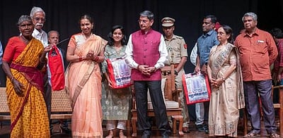 மழையால் பாதிக்கப்பட்டவா்களுக்கு  நிவாரண உதவிகள்: ஆளுநா் ஆா்.என்.ரவி வழங்கினாா்