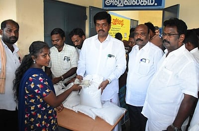 விழுப்புரம்: புயல் நிவாரணத் தொகை வழங்கும் பணி தொடக்கம்