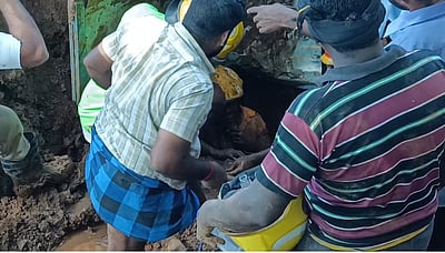 ஸ்ரீரங்கத்தில் மண்ணில் சிக்கிய தொழிலாளி பத்திரமாக மீட்பு