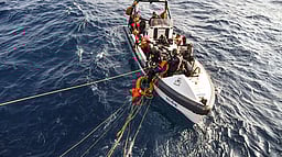 ஈரானிய போர்க் கப்பலில் இருந்து 30 மாலுமிகள் மீட்பு!