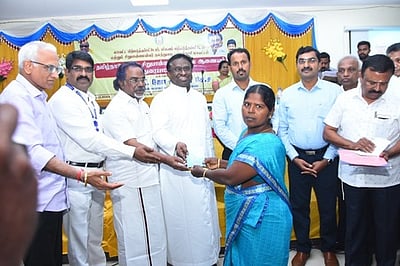 சிறுபான்மையினருக்கு ரூ. 71.46 லட்சத்தில் நலத்திட்ட உதவிகள்: ஆணையத் தலைவா் வழங்கினாா்