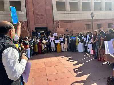 அதானி விவகாரத்தில் மௌனம் காப்பது ஏன்? - எதிர்க்கட்சி எம்.பி.க்கள் போராட்டம்!