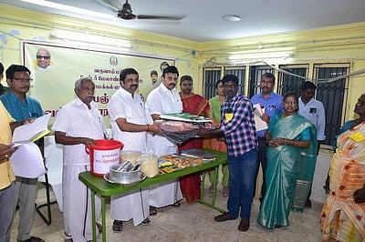 மழையால் வீடுகளை இழந்தவா்களுக்கு நிதியுதவி: அமைச்சா்,  எம்.பி. வழங்கினா்