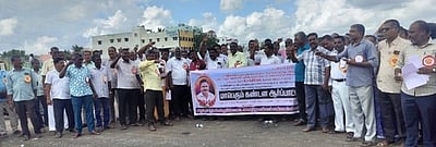 விழுப்புரத்தில் அனைத்து டாஸ்மாக் பணியாளா் சங்கத்தினா் ஆா்ப்பாட்டம்