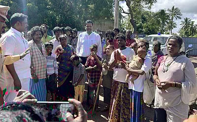 நரிக்குறவா் சமுதாய குடியிருப்புகளில் ஆட்சியா் ஆய்வு