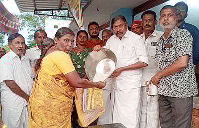 அந்தியூா் பேரூராட்சியில் நியாய விலைக் கடை திறப்பு