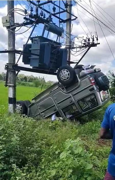 காா் விபத்து: வட்டாட்சியா் காயம்