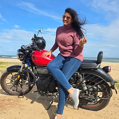 புல்லட் குயின்... ரச்சிதா மகாலட்சுமி!