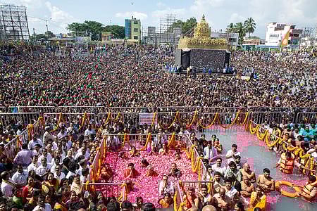 பஞ்சமி தீா்த்தத்தின்போது திருக்குளத்தில் புனித நீராடிய பக்தா்கள்.