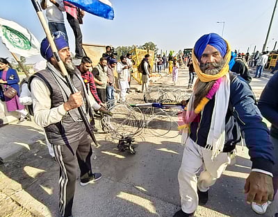 விவசாயிகளுக்கு காயம்: தில்லி நோக்கிப் பேரணி முடிவை திரும்பப் பெற்றனர்