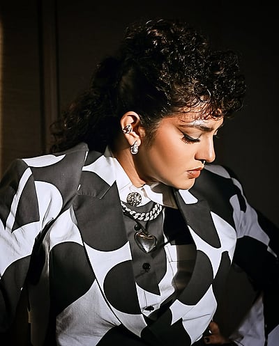 கறுப்பு வெள்ளை... பார்வதி திருவோத்து!