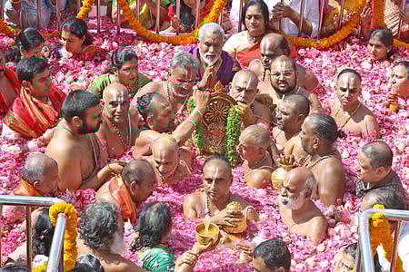 ஏழுமலையான் அளித்த ஆபரணங்களுடன் பத்மாவதி தாயாா்.