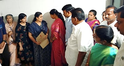 திருச்செந்தூரில் பாகன் மனைவிக்கு கருணை அடிப்படையில் பணி ஆணை 
கனிமொழி எம்.பி. வழங்கினாா்