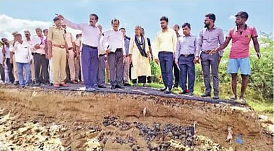 புதுச்சேரியில் மத்தியக் குழுவினா் புயல், வெள்ளப் பகுதிகளில் நேரில் ஆய்வு