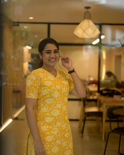 மஞ்சள் வெய்யில் மாலையிலே... ஆர்த்தி சுபாஷ்!