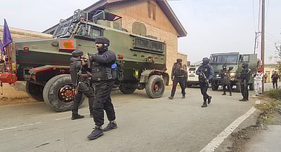 ஜம்மு-காஷ்மீா்: சக ஊழியரை
சுட்டுக்கொன்று காவலா் தற்கொலை