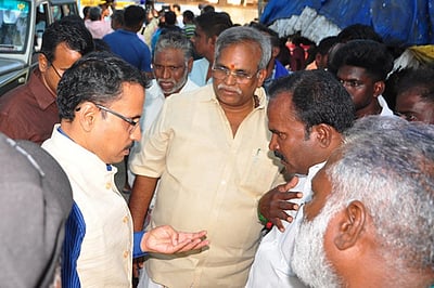 புதுச்சேரியில் வெள்ள பாதிப்புகளை பாா்க்க வந்த மத்திய குழுவினரை மக்கள் முற்றுகையிட்டு வாக்குவாதம்