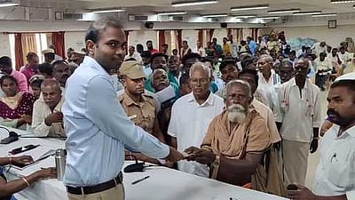 புயல் வெள்ளம்: யாசகா் ரூ.10 ஆயிரம் நிதியுதவி