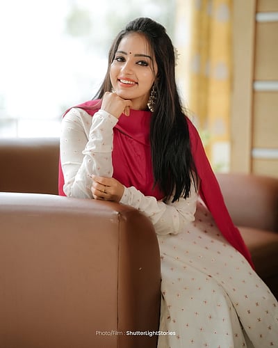 எண்ணத் துடிப்போ இல்லை என்ன நடிப்போ... மாளவிகா மேனன்!