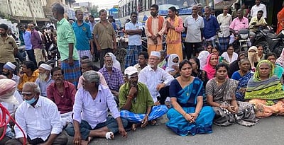 வெள்ள நிவாரணம் வழங்கக் கோரி சாலை மறியல்