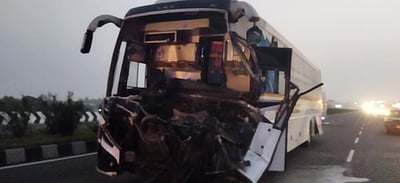 அவிநாசியில் லாரி மீது சொகுசுப் பேருந்து மோதல்- 10க்கும் மேற்பட்டோர் படுகாயம் 