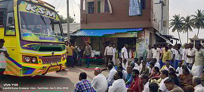 மழை நிவாரணம் கோரி நெசவாளா்கள் சாலை மறியல்