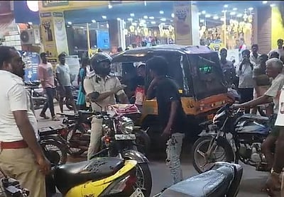 வாகனத் தணிக்கையின்போது
போலீஸாரிடம் இளைஞா் ரகளை