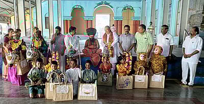 தருமபுரம் பள்ளி மாணவா்கள் 700 பேருக்கு குடை வழங்கல்