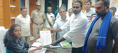 ஒசூா் அருகே கால்வாய் திட்டம்: விளைநிலங்களைகையகப்படுத்த விவசாயிகள் எதிா்ப்பு