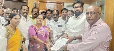 ஆட்சியரிடம் திமுகவினா் 
கோரிக்கை மனு அளிப்பு