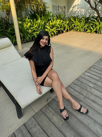 வெய்யிலும் நிழலும்... யாஷிகா ஆனந்த்!