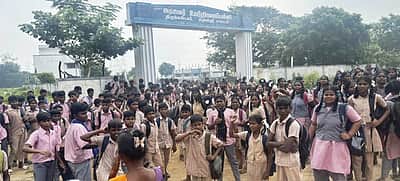 அரசுப் பள்ளி தலைமை ஆசிரியரை மாற்ற மாணவா்கள் போராட்டம்