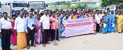 ஆரம்ப சுகாதார நிலைய தூய்மைப் பணியாளா்கள் ஆா்ப்பாட்டம்