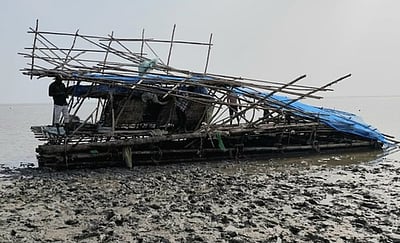 வேதாரண்யம் அருகே கரை ஒதுங்கிய மூங்கில் தெப்பம்