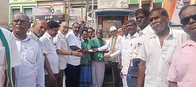 காங்கிரஸாா் பொதுமக்களுக்கு அன்னதானம்