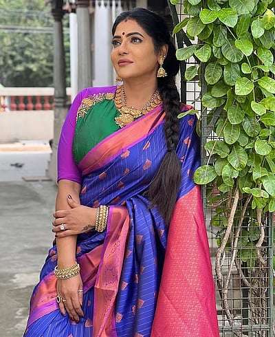 இதழில் எழுதி விழியில் படிக்கும் கவிதை நயமும் நீ... ரேஷ்மா பசுபுலேட்டி!