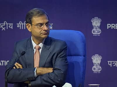 அமெரிக்க வரி விதிப்பு முழுமையாக அமலுக்கு வந்தால்
ஜவுளி உள்ளிட்ட சில துறைகளில் பாதிப்பு ஏற்படும்: ஆா்பிஐ ஆளுநா் மல்ஹோத்ரா