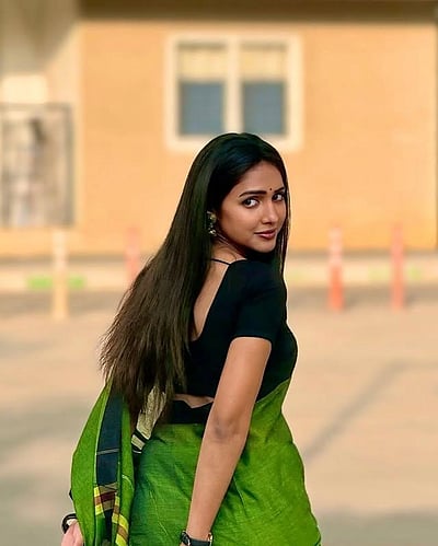 பூவே செம்பூவே... வைஷாலி ராஜ்!