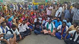 லாரி உரிமையாளா் கொலை:
நடவடிக்கை கோரி சாலை மறியல்