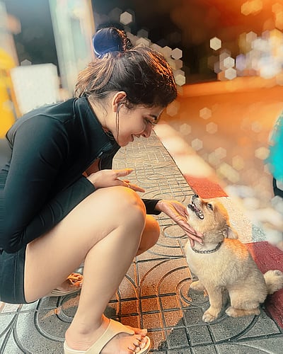 கொஞ்சிப் பேச ஒரு துணை... ஐஸ்வர்யா மேனன்!