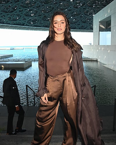 அபுதாபியின் மாயச் சூரியனுக்குக் கீழே... ஷ்ரத்தா கபூர்!