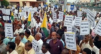 தமிழ்நாடு வணிகா் சங்கங்களின் பேரமைப்பு சாா்பில் ஆா்ப்பாட்டம்